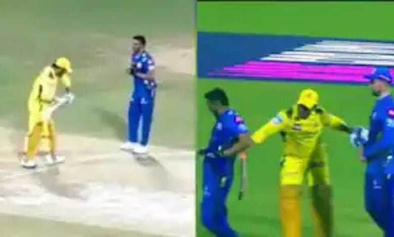 CSK vs MI: चेन्नई सुपर किंग्स ने मुंबई इंडियंस को 4 विकेट से हराया, धोनी ने दीपक चाहर को मज़ाकिया अंदाज में मारा बैट, वीडियो वायरल