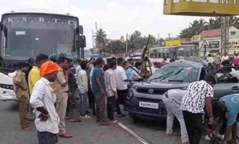 भयानक सड़क दुर्घटना: बेंगलुरु-मैसूर हाईवे पर बस और कार की टक्कर में चार की मौके पर मौत