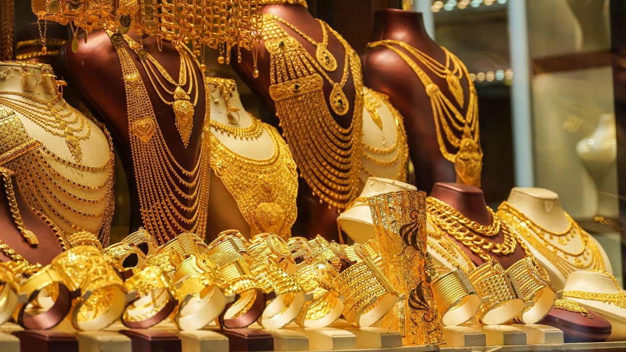 Gold Price Today: बाजार में उथल पुथल और दामों में उलझन जानिए कहाँ मिलेगा सस्ता सोना