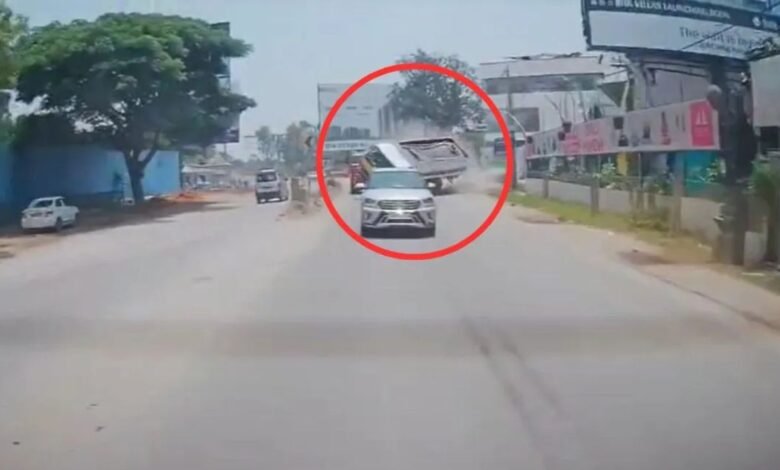 Bengaluru: ट्रक को ओवरटेक करने चला टैंकर चार बार पलटा देखिए हादसे की रोंगटे खड़े कर देने वाली तस्वीर