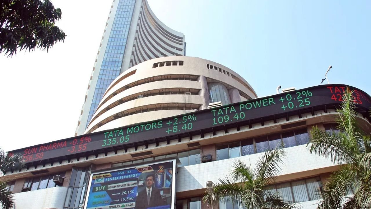 Stock Market: सेंसेक्स और निफ्टी में गिरावट लेकिन रिलायंस इंडस्ट्रीज़ का मार्केट कैप बना रहा सबसे बड़ा