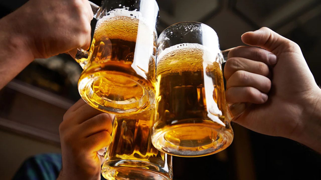 Revenue from alcohol: दिल्ली सरकार को शराब पर 7766 करोड़ रुपये का मुनाफा क्या है इसके पीछे की वजह?