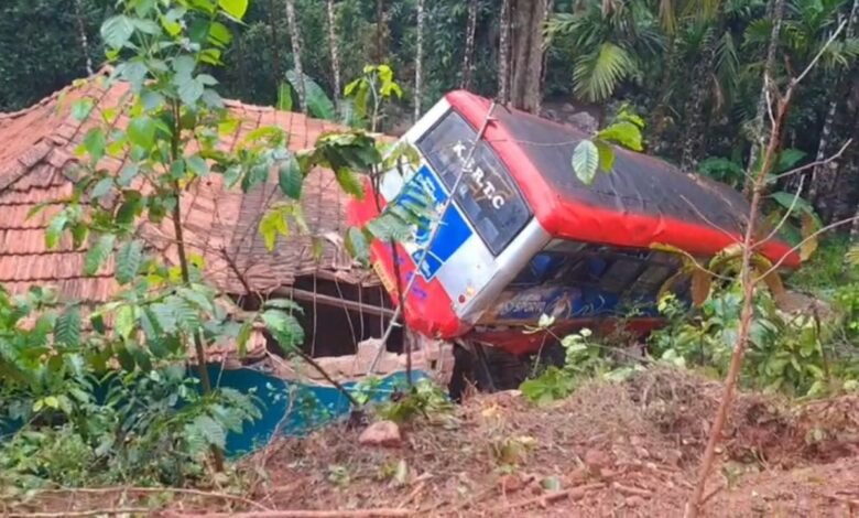 Karnataka Bus Accident: कर्नाटक में हैरान कर देने वाला हादसा, छत पर चढ़ गई बस! लोग बोले- ऐसा कभी नहीं देखा