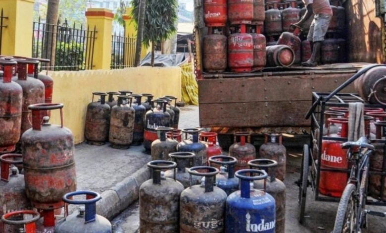 Domestic Gas Cylinder Price: फिर महंगा हुआ रसोई गैस सिलेंडर जानिए अब दिल्ली मुंबई और चेन्नई में कितना करना होगा भुगतान