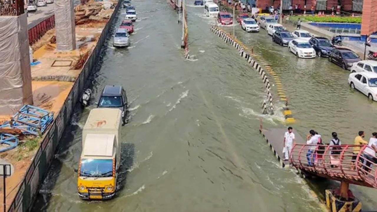 Bangalore: बारिश की रात जो बन गई तबाही! बेंगलुरु के हालात बेकाबू, घुटनों तक पानी में ऑफिस जा रहे लोग