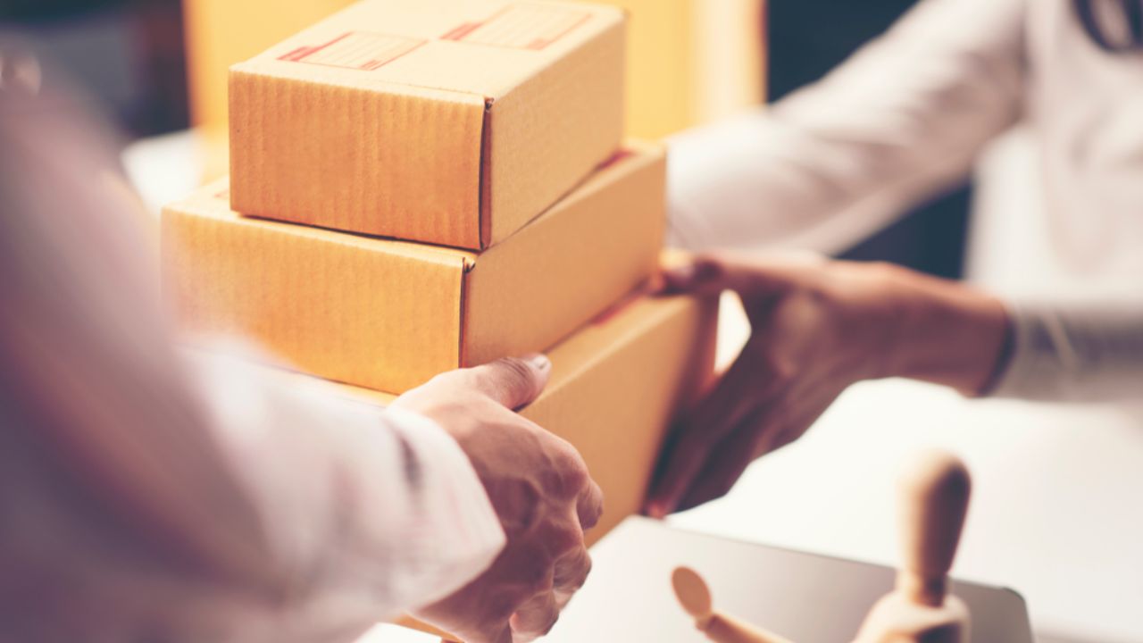 India Post Parcel: घर बैठे इंडिया पोस्ट का जादू पार्सल भेजना हुआ आसान! अब नहीं जाना पड़ेगा डाकघर