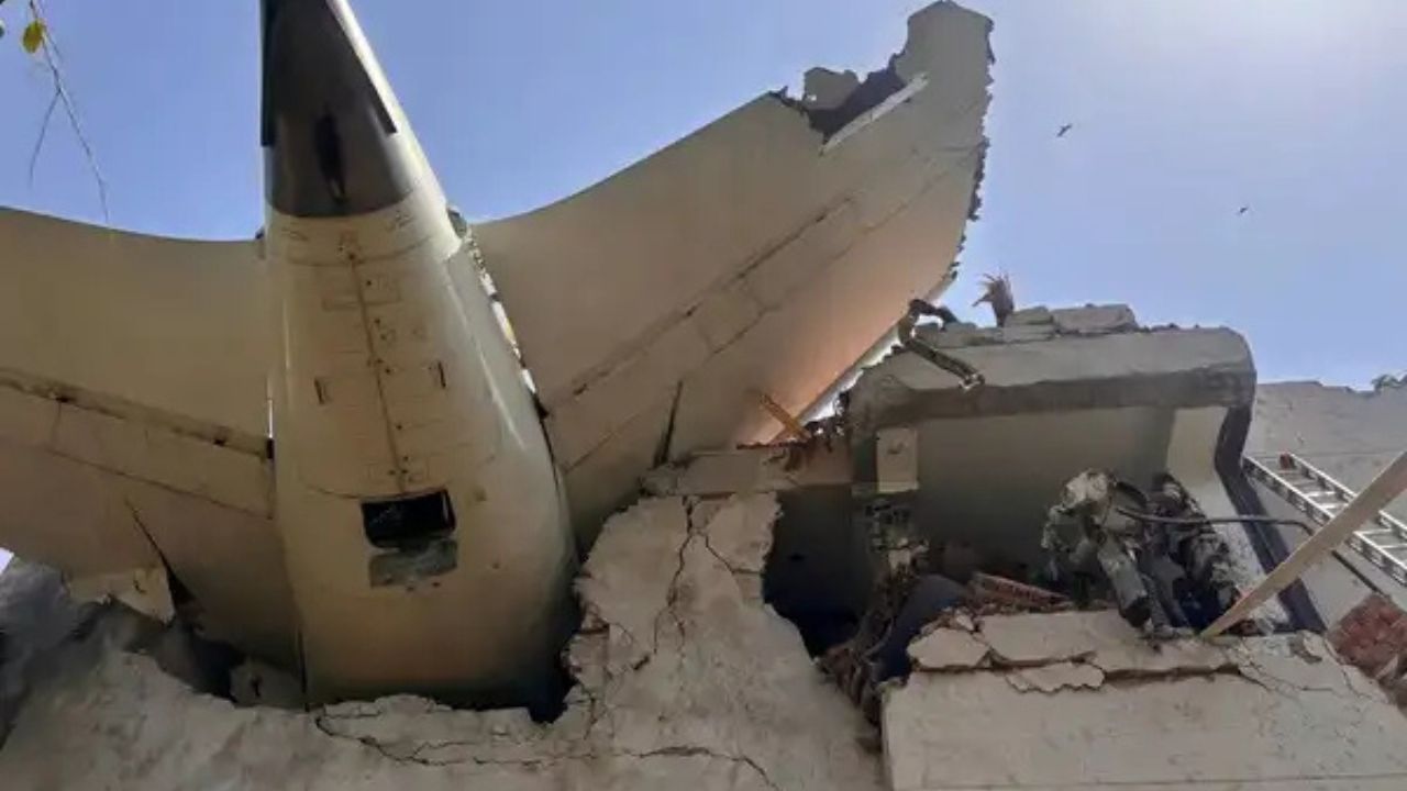 Ahmedabad Plane Crash: सिर्फ मलबा रह गया पीछे! Air India हादसे ने छीना 329 यात्रियों का जीवन, इतिहास का सबसे दर्दनाक मोड़