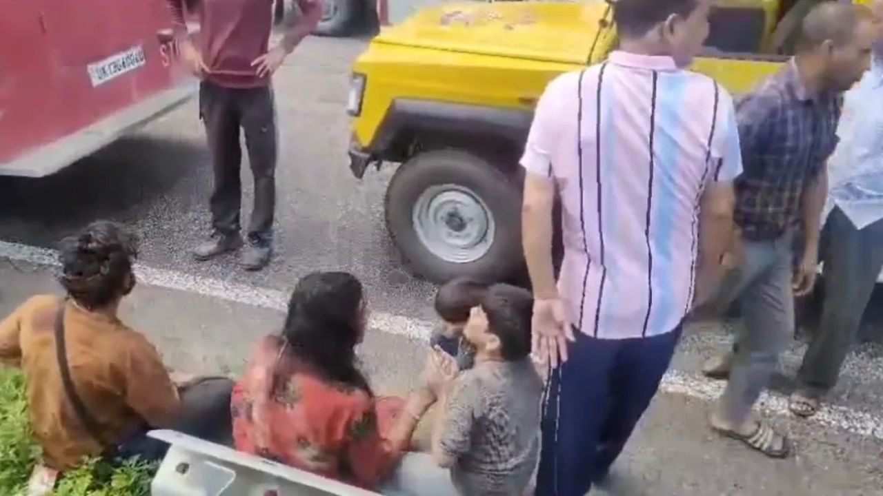 Uttarakhand Bus Accident: बस नदी में गिरी, बचपन टूट गया – मासूम पार्थ का रोता हुआ वीडियो हर दिल को चीर गया