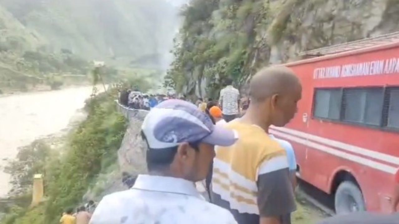 Uttarakhand Bus Accident: बस नदी में गिरी, बचपन टूट गया – मासूम पार्थ का रोता हुआ वीडियो हर दिल को चीर गया