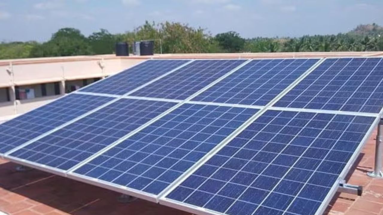 सिर्फ ₹70,000 में 25 साल तक मुफ्त बिजली! जानिए Solar Panel लगाने का सारा गणित