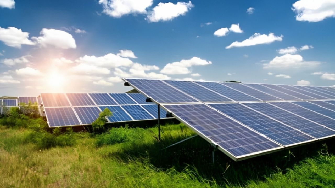 सिर्फ ₹70,000 में 25 साल तक मुफ्त बिजली! जानिए Solar Panel लगाने का सारा गणित