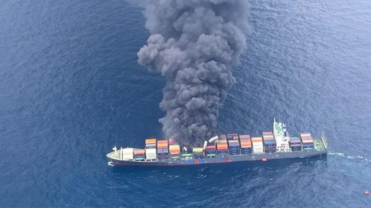 Cargo Ship Fire: अरब सागर में उठी आग की लपटें! मालवाहक जहाज में धमाकों से मचा हड़कंप, केरल तट पर छाया खतरे का साया