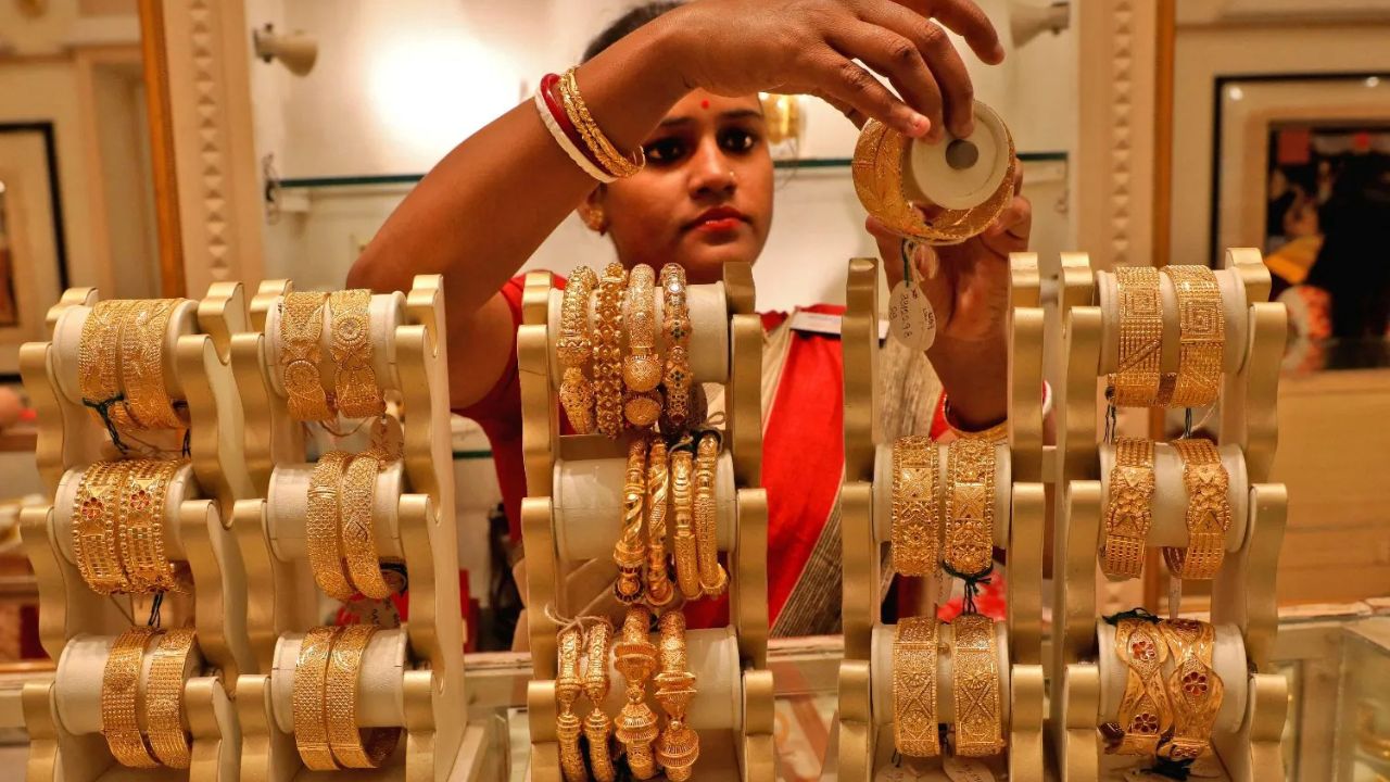 Gold Investment: क्या सोने की चमक नहीं होगी कम? अगले साल भी बैंकों की खरीद जारी रहने के संकेत