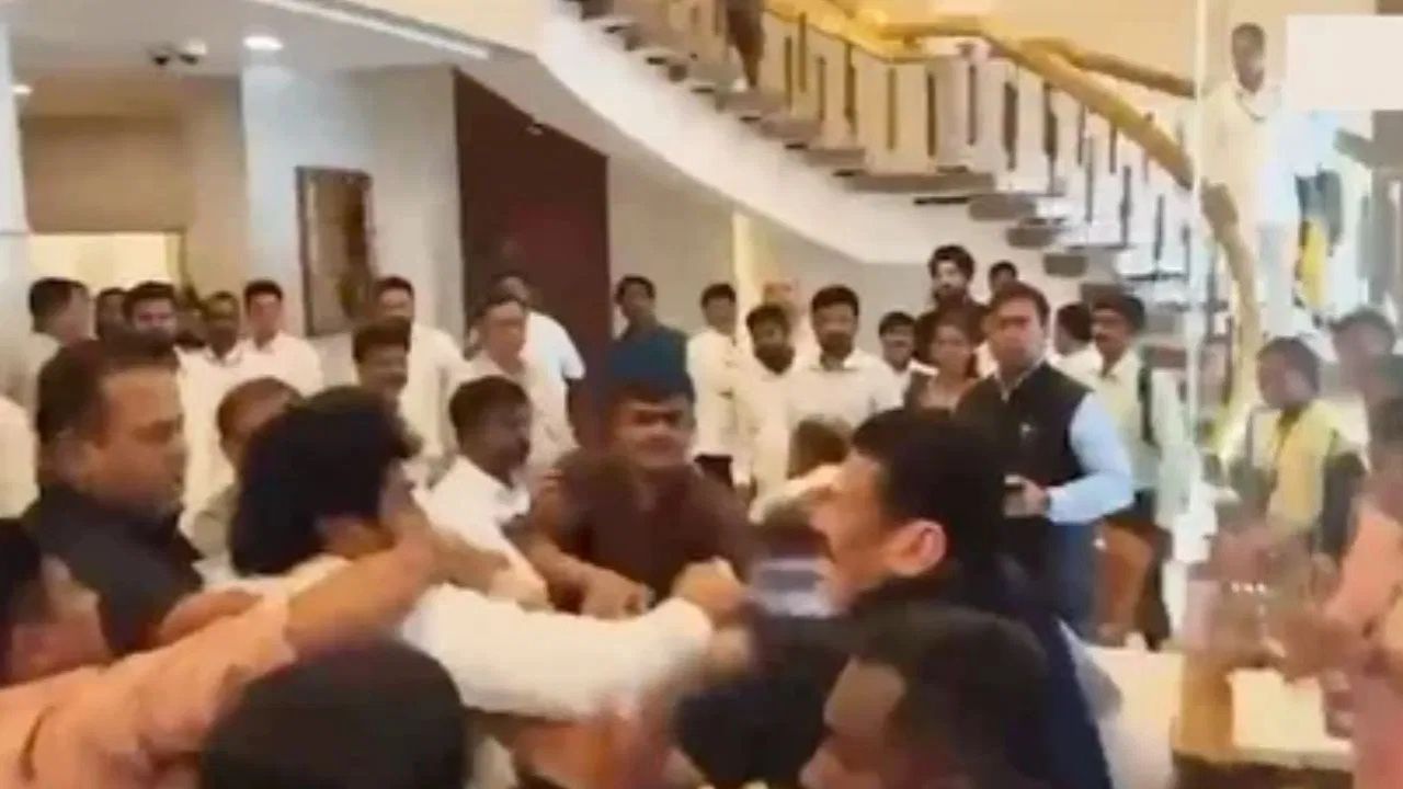Mumbai Vidhan Bhavan बना रणभूमि! पत्रकार पर हाथ उठाना पड़ा भारी, दो गिरफ्तार