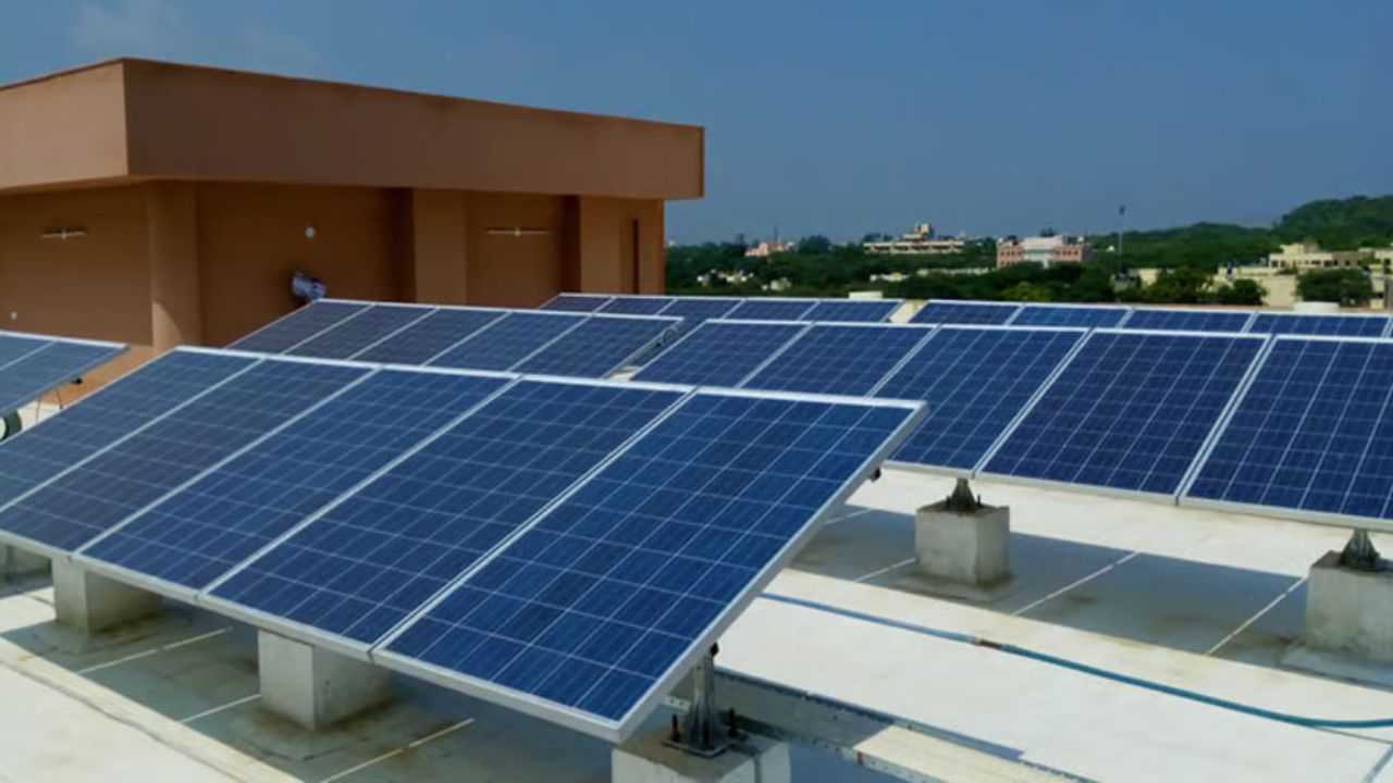 PM Surya Ghar: अब घर की छत से बनाएं अपनी बिजली, सरकार की मदद से लगाएं सोलर पैनल