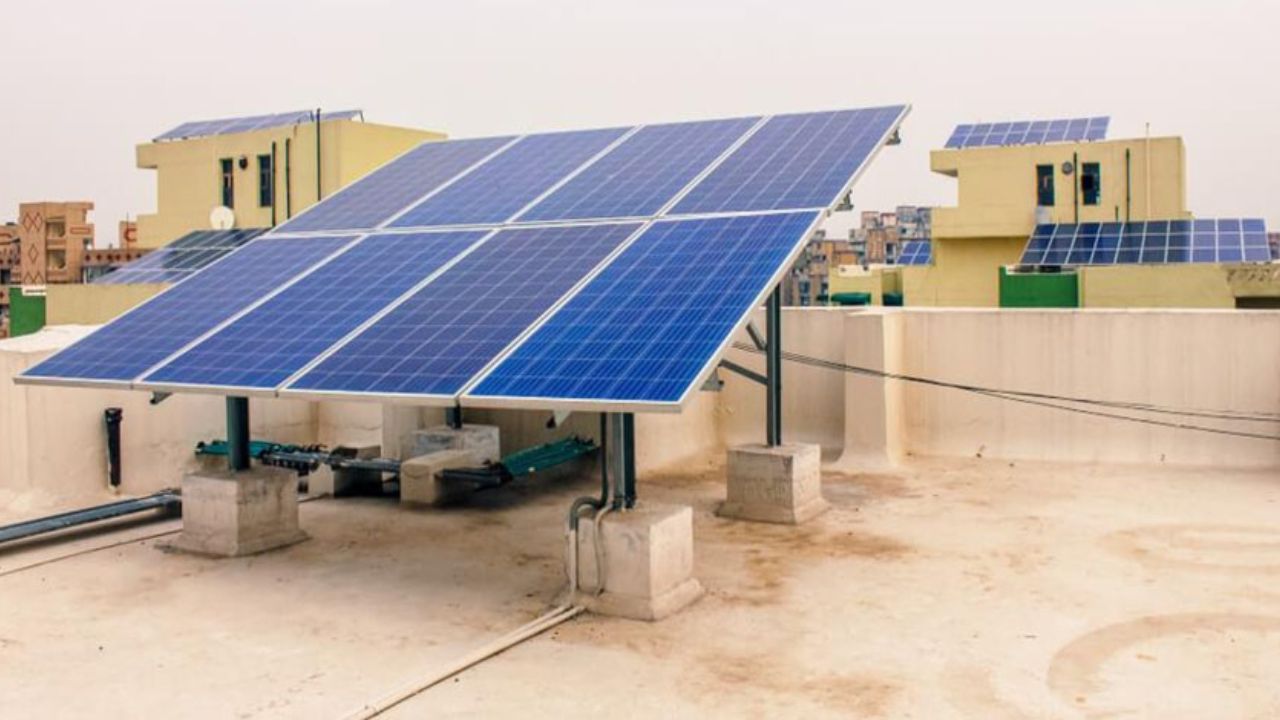 PM Surya Ghar: अब घर की छत से बनाएं अपनी बिजली, सरकार की मदद से लगाएं सोलर पैनल