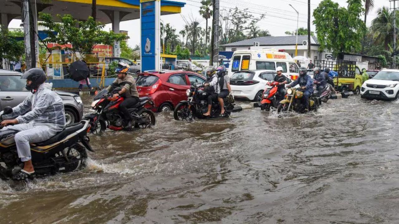 Weather Update: देशभर में तेज़ बारिश का कहर! बरसात ने खोली स्मार्ट सिटी की पोल, सड़कें बनीं तालाब