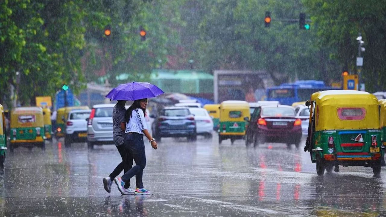 Weather Update: देशभर में तेज़ बारिश का कहर! बरसात ने खोली स्मार्ट सिटी की पोल, सड़कें बनीं तालाब