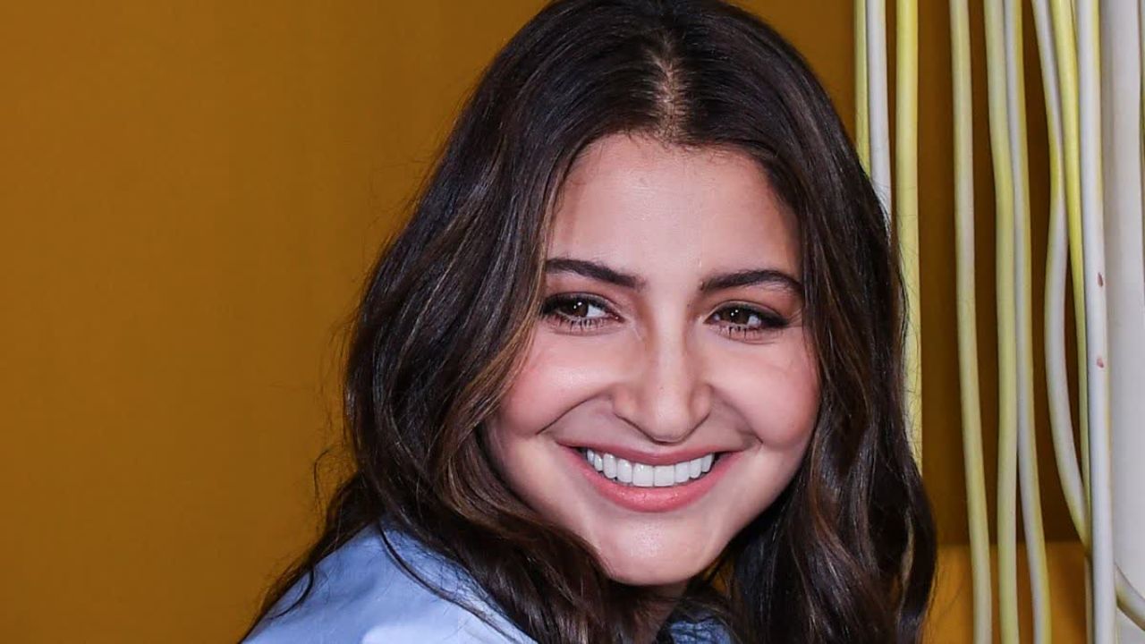पत्रकार बनना चाहती थीं Anushka Sharma, रैंप से होते हुए कैसे पहुंचीं शाहरुख़ की हीरोइन बनने तक?