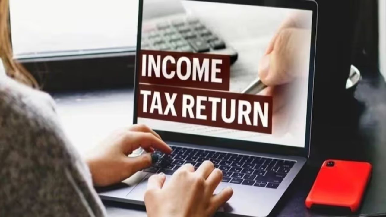 Income Tax Return: ITR-2 ऑनलाइन फाइलिंग अब टैक्सपेयर्स के लिए और भी सरल हो गया है। आयकर विभाग ने 18 जुलाई 2025 से प्री-फिल्ड ITR-2 फॉर्म को इनकम टैक्स पोर्टल पर ऑनलाइन भरने योग्य बना दिया है। अब नौकरीपेशा, कैपिटल गेन कमाने वाले, विदेशी आय रखने वाले और विशेष श्रेणी के करदाता अपने Income Tax Return (ITR-2) को घर बैठे ही ऑनलाइन फाइल कर सकते हैं।