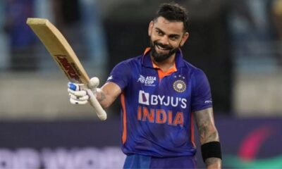 Virat Kohli England: इंग्लैंड के खिलाफ लॉर्ड्स टेस्ट में हार के बाद अब टीम इंडिया अगला मैच जीतने के लिए कड़ी मेहनत कर रही है। इस बीच पूर्व कप्तान विराट कोहली की मैनचेस्टर में मौजूदगी ने फैंस में नई हलचल पैदा कर दी है। भले ही विराट टेस्ट क्रिकेट से रिटायर हो चुके हैं लेकिन उनका करिश्मा आज भी इंग्लैंड की जमीन पर कायम है। ओल्ड ट्रैफर्ड स्टेडियम की दीवारों पर विराट कोहली का पोस्टर लगा हुआ देखा गया जो उनकी मौजूदगी का प्रतीक बन चुका है। इस पोस्टर ने सोशल मीडिया पर भी खूब सुर्खियां बटोरीं।