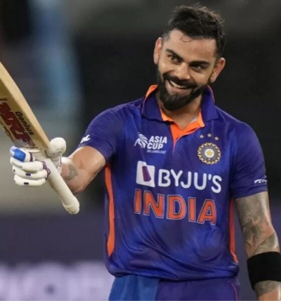 Virat Kohli England: इंग्लैंड के खिलाफ लॉर्ड्स टेस्ट में हार के बाद अब टीम इंडिया अगला मैच जीतने के लिए कड़ी मेहनत कर रही है। इस बीच पूर्व कप्तान विराट कोहली की मैनचेस्टर में मौजूदगी ने फैंस में नई हलचल पैदा कर दी है। भले ही विराट टेस्ट क्रिकेट से रिटायर हो चुके हैं लेकिन उनका करिश्मा आज भी इंग्लैंड की जमीन पर कायम है। ओल्ड ट्रैफर्ड स्टेडियम की दीवारों पर विराट कोहली का पोस्टर लगा हुआ देखा गया जो उनकी मौजूदगी का प्रतीक बन चुका है। इस पोस्टर ने सोशल मीडिया पर भी खूब सुर्खियां बटोरीं।