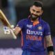Virat Kohli England: इंग्लैंड के खिलाफ लॉर्ड्स टेस्ट में हार के बाद अब टीम इंडिया अगला मैच जीतने के लिए कड़ी मेहनत कर रही है। इस बीच पूर्व कप्तान विराट कोहली की मैनचेस्टर में मौजूदगी ने फैंस में नई हलचल पैदा कर दी है। भले ही विराट टेस्ट क्रिकेट से रिटायर हो चुके हैं लेकिन उनका करिश्मा आज भी इंग्लैंड की जमीन पर कायम है। ओल्ड ट्रैफर्ड स्टेडियम की दीवारों पर विराट कोहली का पोस्टर लगा हुआ देखा गया जो उनकी मौजूदगी का प्रतीक बन चुका है। इस पोस्टर ने सोशल मीडिया पर भी खूब सुर्खियां बटोरीं।