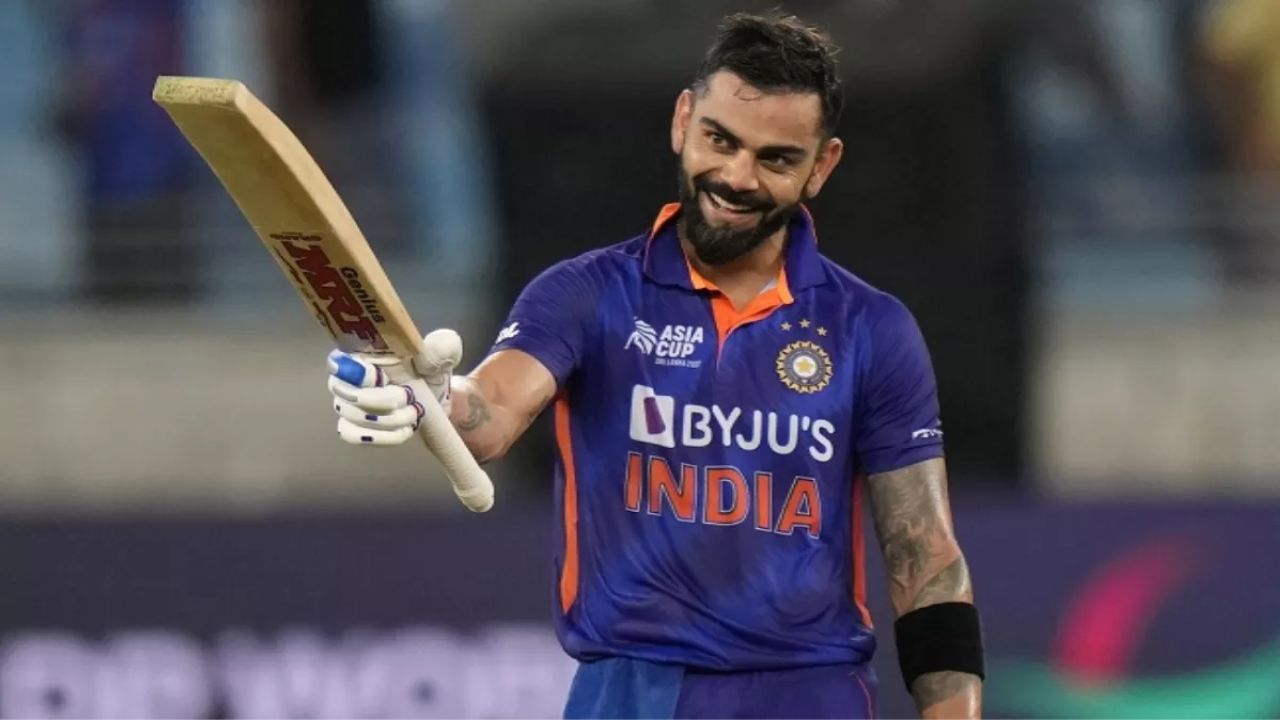 Virat Kohli England: इंग्लैंड के खिलाफ लॉर्ड्स टेस्ट में हार के बाद अब टीम इंडिया अगला मैच जीतने के लिए कड़ी मेहनत कर रही है। इस बीच पूर्व कप्तान विराट कोहली की मैनचेस्टर में मौजूदगी ने फैंस में नई हलचल पैदा कर दी है। भले ही विराट टेस्ट क्रिकेट से रिटायर हो चुके हैं लेकिन उनका करिश्मा आज भी इंग्लैंड की जमीन पर कायम है। ओल्ड ट्रैफर्ड स्टेडियम की दीवारों पर विराट कोहली का पोस्टर लगा हुआ देखा गया जो उनकी मौजूदगी का प्रतीक बन चुका है। इस पोस्टर ने सोशल मीडिया पर भी खूब सुर्खियां बटोरीं।