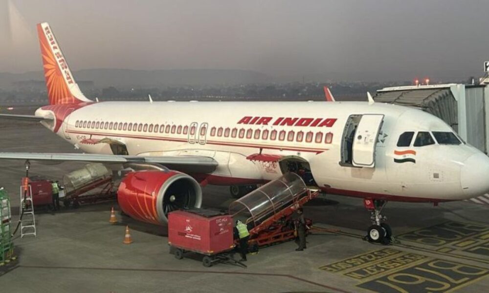 Air India flight को आपातकालीन लैंडिंग के लिए दिल्ली आईजीआई हवाई अड्डे पर