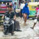 Weather Update: देश के कई राज्यों में भारी बारिश का सिलसिला जारी! पहाड़ों पर भूस्खलन और सड़कें बंद, जानिए कब तक रहेगा खतरा