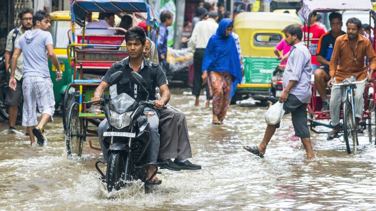 Weather Update: देश के कई राज्यों में भारी बारिश का सिलसिला जारी! पहाड़ों पर भूस्खलन और सड़कें बंद, जानिए कब तक रहेगा खतरा