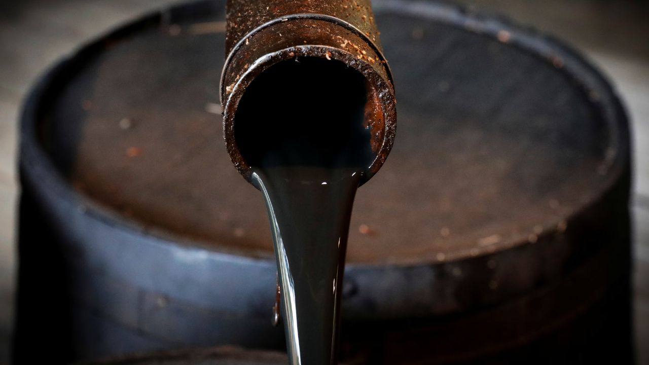 Russian crude oil: रूस से तेल खरीद पर अमेरिका की रोक और भारत की मुश्किलें! 11 अरब डॉलर तक का लग सकता है झटका 