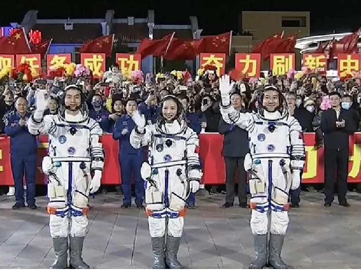 AI chatbot reaches space:  चीन का कमाल, अंतरिक्ष यात्रियों की स्पेसवॉक में पहली बार मदद