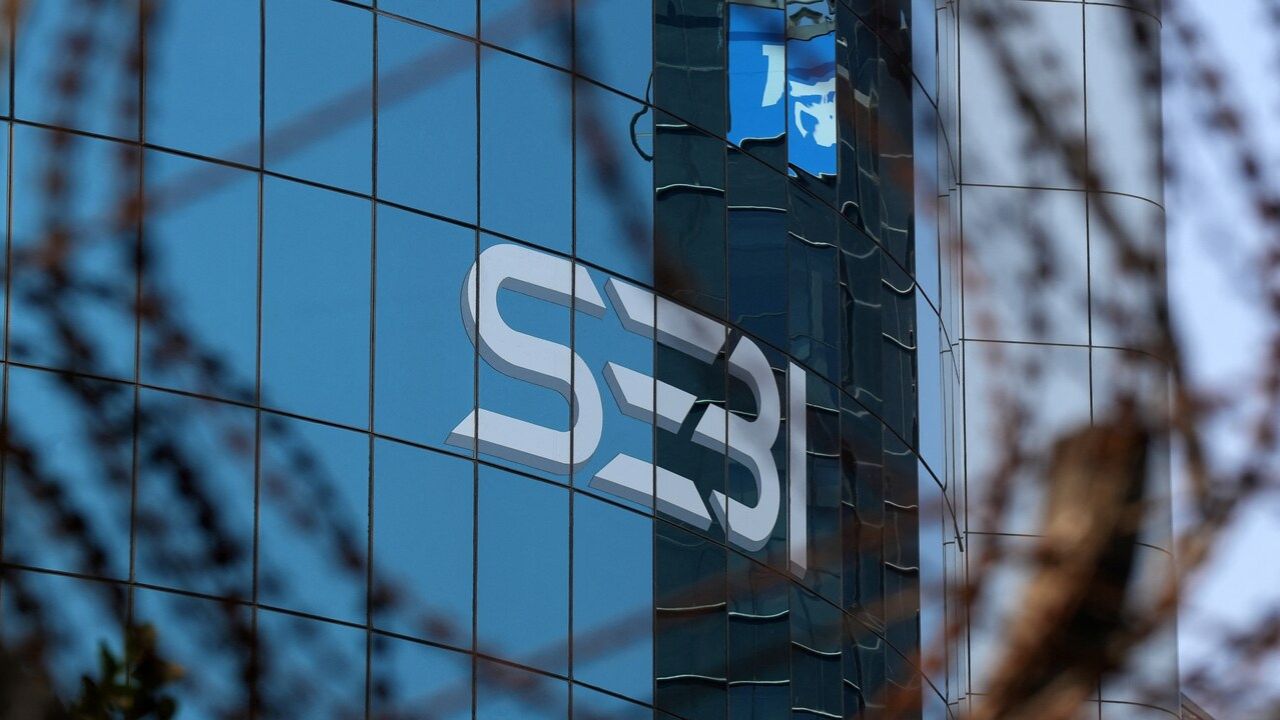 SEBI ने Sanjay Dalmia पर लगाई बड़ी कार्रवाई, Golden Tobacco में धन हेरफेर का आरोप