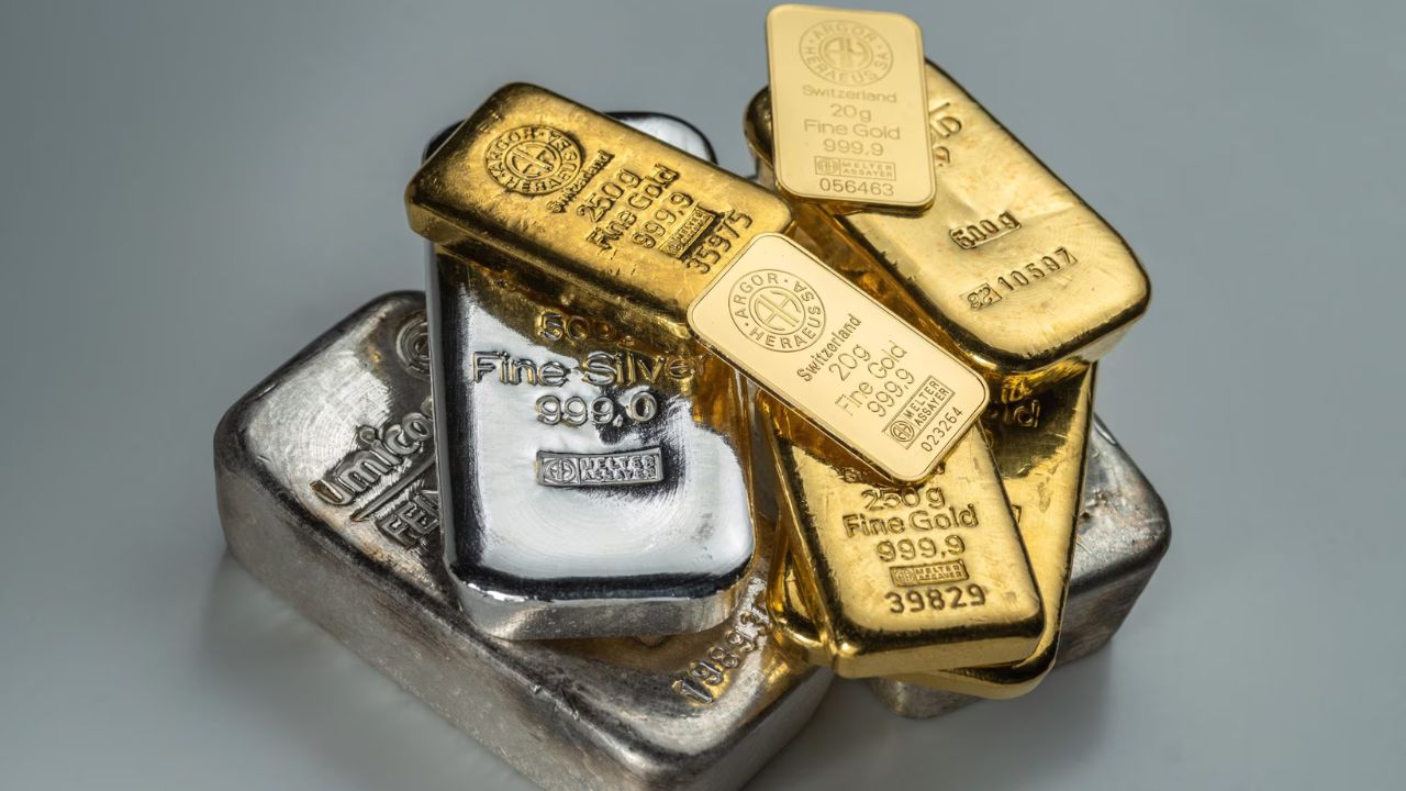 Gold-Silver Prices Today: सोने में हल्की गिरावट, चांदी ने मारी छलांग! जानें आज के ताज़ा रेट और निवेश की सलाह
