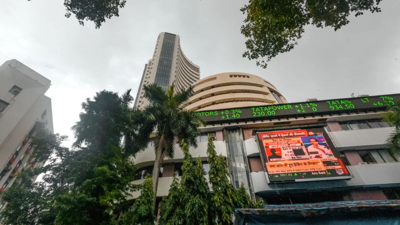 भारतीय शेयर बाजार में गिरावट, सेंसेक्स 81,531 और निफ्टी 25,005 पर खुला, विदेशी निवेशकों की बिक्री बनी बड़ी चुनौती