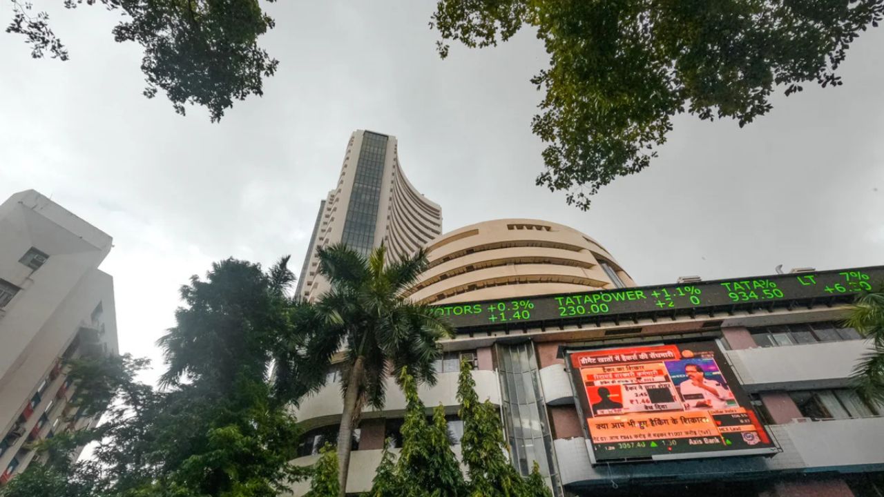 शेयर बाजार में हल्की बढ़त, सेंसेक्स 80,562 और निफ्टी 24,701 पर खुला, टॉप गेनर्स में टाइटन और टाटा