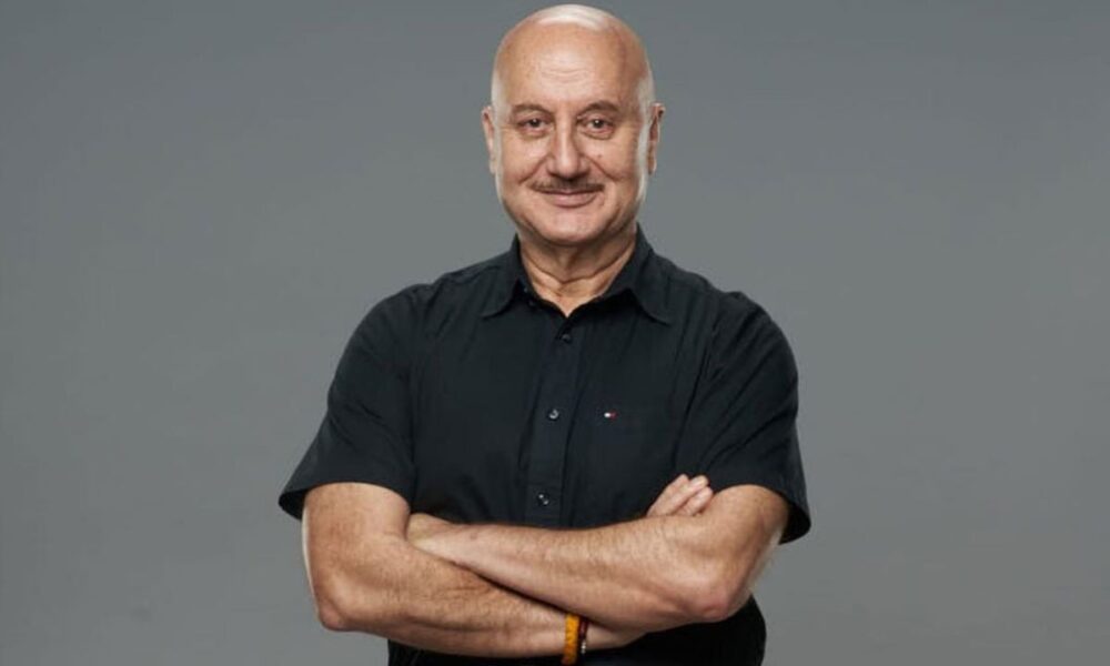 Anupam Kher पहुंचे तिरुमाला मंदिर, पूजा करते समय छलके आंसू, बोले जीवन का सबसे अविस्मरणीय अनुभव