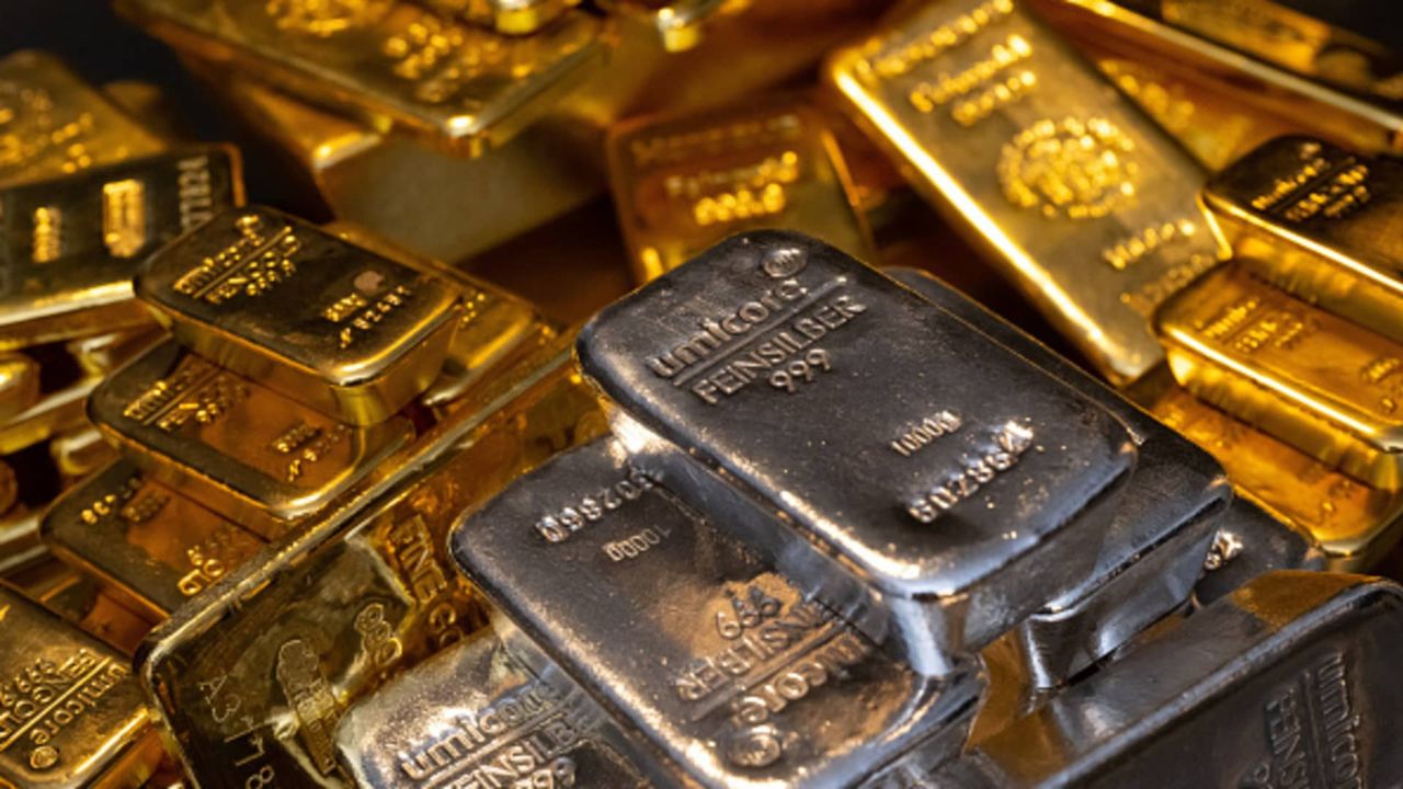 Gold-Silver Price: सोने के दामों में उतार-चढ़ाव, 10 ग्राम 24 कैरेट गोल्ड की कीमत 230 रुपये प्रति ग्राम गिरा