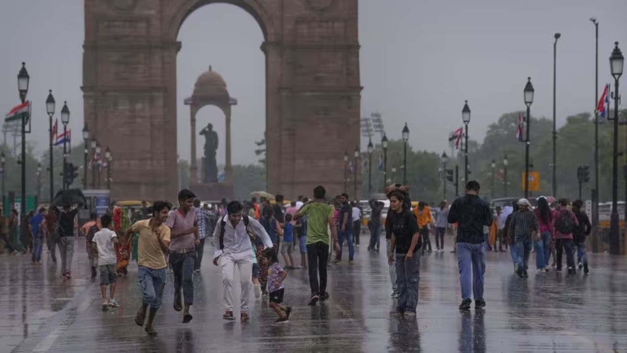 Weather Updates: दिल्ली-एनसीआर में हल्की बारिश की चेतावनी, यूपी-बिहार में बाढ़ और तेज हवाओं का खतरा, जानिए पूरी जानकारी