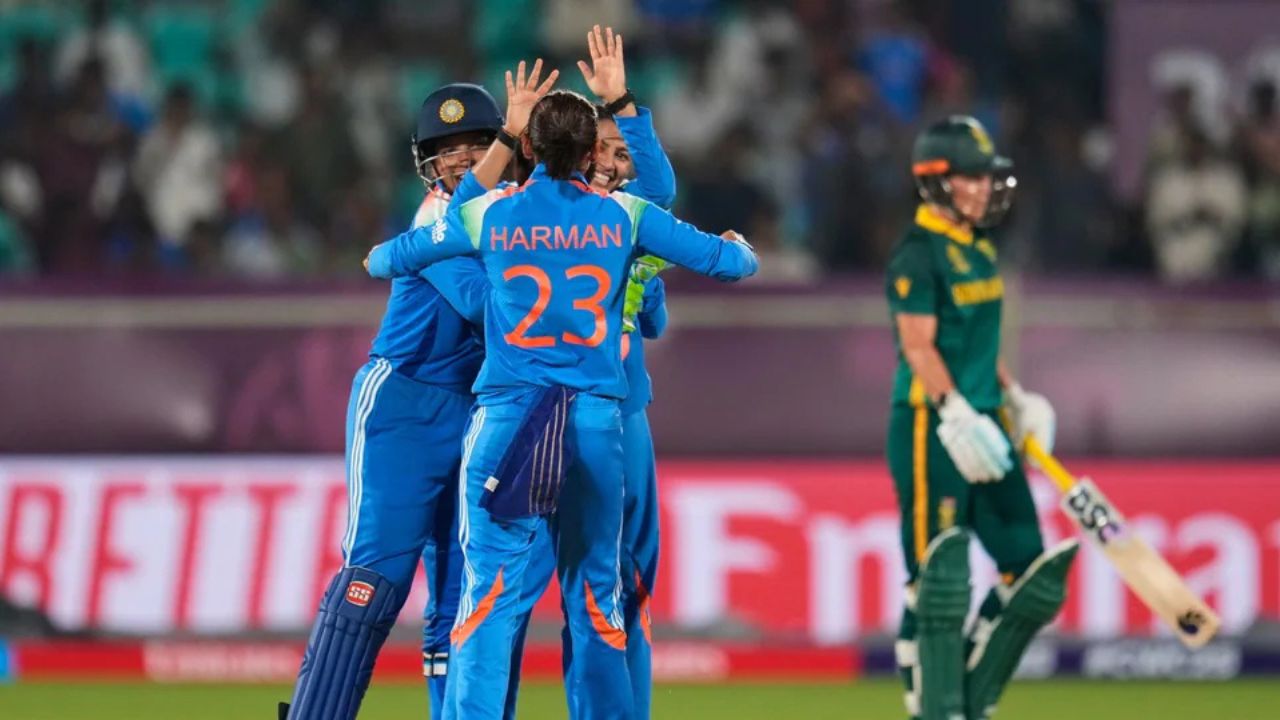 Women's World Cup IND vs SA: क्रांति गौड़ ने वुमेंस वर्ल्ड कप में एक हाथ से लिया ऐसा कैच, बल्लेबाज चौंके और फैंस बोले 'हैंड ऑफ गौड़'