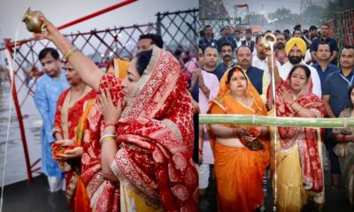 दिल्ली में छठ पूजा की धूम, सीएम रेखा गुप्ता और मनोज तिवारी ने यमुना घाट पर दिया अर्घ्य!