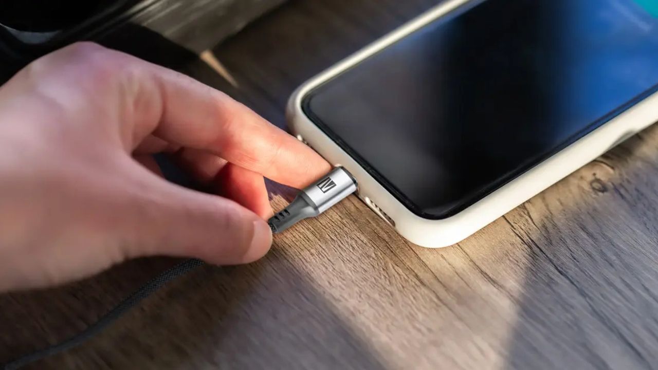 Why Do Mobile Chargers Have 5 Wires: कूलर-पंखा दो तार, मोबाइल चार्जर पांच तार, जानें कैसे ये अतिरिक्त वायर बनाते हैं चार्जिंग सुरक्षित और तेज