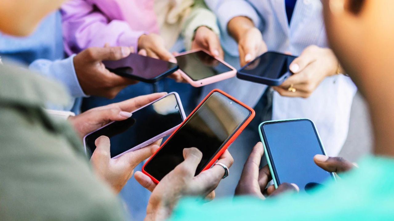 Smartphone Price Hike: स्मार्टफोन मार्केट में हड़कंप! 10% तक बढ़ सकती है रैम की कीमत, ग्राहक होंगे परेशान