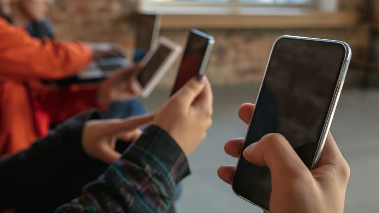 Smartphone Price Hike: स्मार्टफोन मार्केट में हड़कंप! 10% तक बढ़ सकती है रैम की कीमत, ग्राहक होंगे परेशान