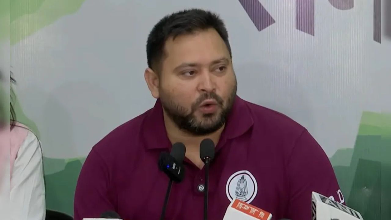 Tejashwi Yadav का बड़ा एलान, जीविका दीदियों को मिलेगा स्थायी पद और 30 हजार रुपए वेतन, जनता हुई खुश
