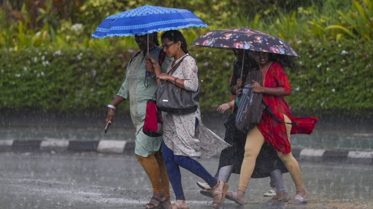 Weather Update: दिल्ली में मौसम रहेगा सामान्य, जबकि उत्तर भारत में बढ़ती ठंड और दक्षिण में बारिश का अनुमान, मौसम विभाग की चेतावनी