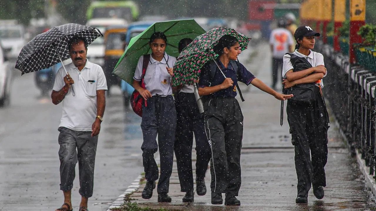 Weather Update: पश्चिमी विक्षोभ सक्रिय, दिल्ली-एनसीआर, उत्तर प्रदेश और बिहार में बारिश, ओले और तूफानी हवाओं का अलर्ट जारी