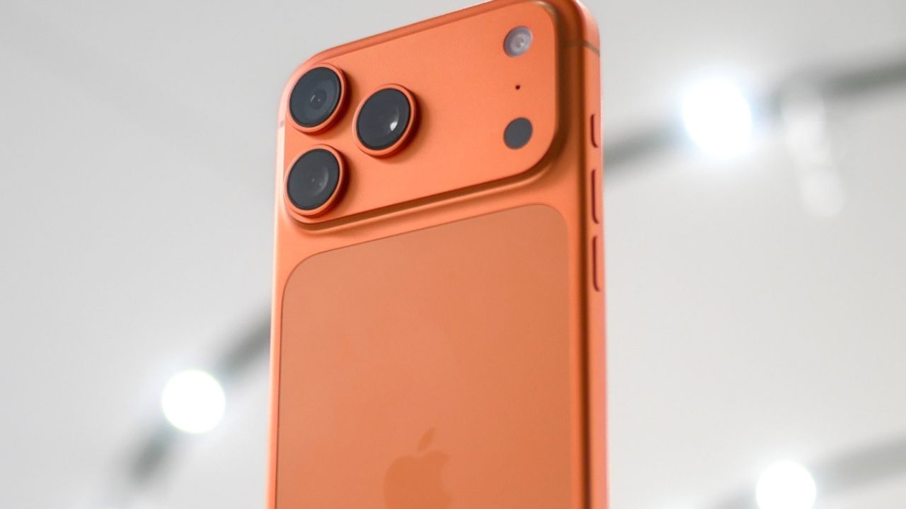 iPhone 17 Pro Max के Cosmic Orange वेरिएंट में रंग बदलने का रहस्य, जानिए क्या है पीछे की असली वजह