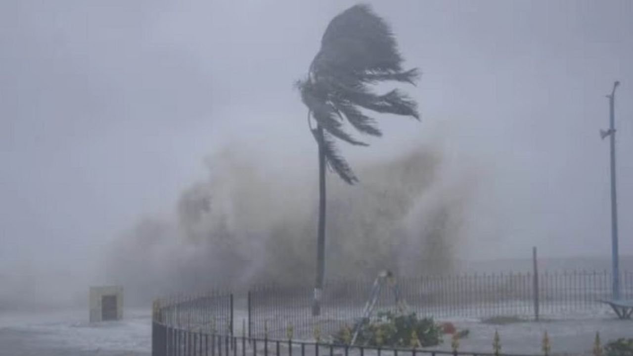 चक्रवात दितवा ने श्रीलंका में मचाई तबाही, अब भारत के तटीय इलाकों में अलर्ट जारी